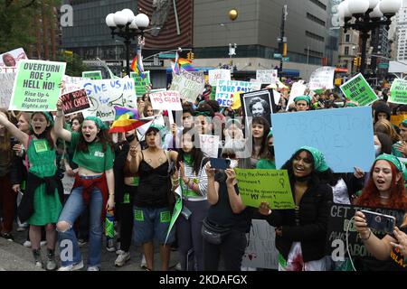 Demonstranten marschieren am 19. Mai 2022 in New York City, USA, während der „National Green Up and Walk Out“-Kundgebung vom Union Square zum Washington Square Park durch die Straßen und fordern das Recht der Frauen auf Abtreibung. Die Demonstranten äußern ihre Besorgnis, dass Frauen in die Mutterschaft gezwungen werden, eine Form der „weiblichen Versklavung“, wenn der Oberste Gerichtshof der USA Roe gegen Wade umkippt. Eine endgültige Gerichtsentscheidung wird voraussichtlich Mitte Juni getroffen. (Foto von John Lamparski/NurPhoto) Stockfoto