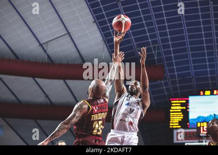 Jamarr Sanders (Bertram Derthona) und Jordan Theodore (Umana Reyer Venezia) während der italienischen Basketball A Serie Championship Umana Reyer Venezia gegen Bertram Derthona Tortona am 19. Mai 2022 im Palasport Taliercio in Venedig, Italien (Foto von Mattia Radoni/LiveMedia/NurPhoto) Stockfoto