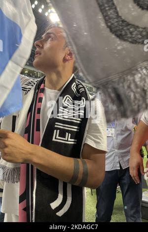 Juventus-Stürmer Paulo Dybala (10) feiert sein letztes Spiel mit Juventus-Fans während des Serie-A-Fußballspiels n.37 JUVENTUS - LAZIO am 16. Mai 2022 im Allianz-Stadion in Turin, Piemont, Italien. (Foto von Matteo Bottanelli/NurPhoto) Stockfoto
