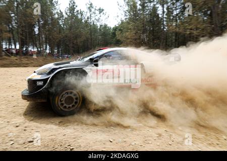 Sebastien OGIER (FRA) und Benjamin VEILLAS (FRA) in Toyota GR Yaris Rally1 des TOYOTA GAZOO RACING WRT im Einsatz während der SS6 - Gois der WRC Vodafone Rally Portugal 2022 in Matosinhos - Portugal, am 20. Mai 2022. (Foto von Paulo Oliveira / NurPhoto) Stockfoto