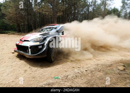 Sebastien OGIER (FRA) und Benjamin VEILLAS (FRA) in Toyota GR Yaris Rally1 des TOYOTA GAZOO RACING WRT im Einsatz während der SS6 - Gois der WRC Vodafone Rally Portugal 2022 in Matosinhos - Portugal, am 20. Mai 2022. (Foto von Paulo Oliveira / NurPhoto) Stockfoto