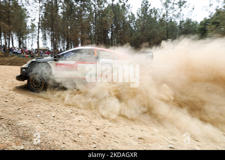 Sebastien OGIER (FRA) und Benjamin VEILLAS (FRA) in Toyota GR Yaris Rally1 des TOYOTA GAZOO RACING WRT im Einsatz während der SS6 - Gois der WRC Vodafone Rally Portugal 2022 in Matosinhos - Portugal, am 20. Mai 2022. (Foto von Paulo Oliveira / NurPhoto) Stockfoto