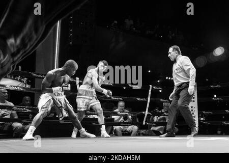 Southpaw Ermal Hadribeaj (jetzt 13-0-1; Albanien über Miami Beach, FL) besiegte Sidney da Rosa Manuel (jetzt 5-1-0; Angola by Way of Portugal) für den NAPF Junior Super Weltweight Titel bei der Carlos Llinas International Productions’ Night of Knockouts, die am 13. Mai 2022 im Motor City Casino and Hotel in Detroit, MI, stattfand. (Foto von Adam J. Dewey/NurPhoto) Stockfoto