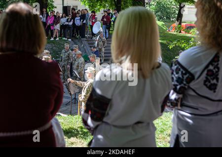 Mitglieder der ukrainischen Streitkräfte treten am 19. Mai 2022 vor einer Menschenmenge am Wyschywanka-Tag in Lemberg auf. An diesem Tag tragen die Ukrainer ihre traditionelle Volkskleidung und werden jährlich am dritten Donnerstag im Mai gefeiert. (Foto von Richard Wright/NurPhoto) Stockfoto