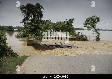 Eine beschädigte Straße nach einer Überschwemmung mit starken Regenfällen in Nagaon, Assam, Indien, am 20. Mai 2022. Mindestens 10 Menschen sind bei Überschwemmungen und Erdrutschen aufgrund von Regenfällen vor dem Monsun in Assam ums Leben gekommen. (Foto von David Talukdar/NurPhoto) Stockfoto