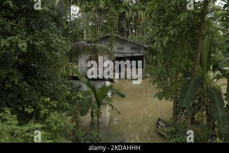 Ein teilweise untergetaucht Haus nach Hochwasser strömenden starken Regenfällen, in Nagaon, Assam, Indien, am 20. Mai 2022. Mindestens 10 Menschen sind bei Überschwemmungen und Erdrutschen aufgrund von Regenfällen vor dem Monsun in Assam ums Leben gekommen. (Foto von David Talukdar/NurPhoto) Stockfoto