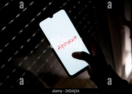 In dieser Abbildung ist ein Alphabet-Logo zu sehen, das am 21. Mai 2022 auf einem Smartphone-Bildschirm in Athen, Griechenland, zu sehen ist. (Foto von Nikolas Kokovlis/NurPhoto) Stockfoto