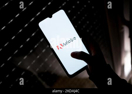 In dieser Abbildung ist ein Adobe-Logo abgebildet, das am 21. Mai 2022 auf einem Smartphone-Bildschirm in Athen, Griechenland, zu sehen ist. (Foto von Nikolas Kokovlis/NurPhoto) Stockfoto