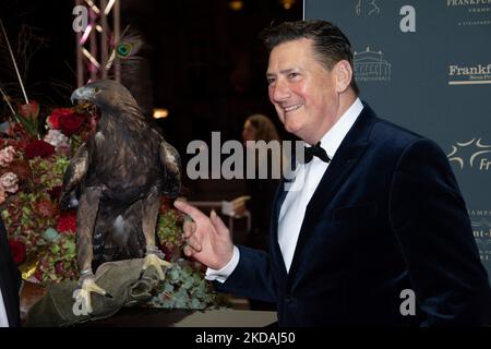 Tony HADLEY, Sänger, mit Adler ATTILA, Red Carpet Show, 40. Deutscher Sportpresseball in der Alten Oper Frankfurt, 5.. November 2022. Stockfoto