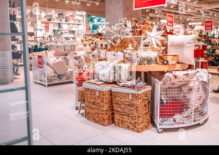 2023 Frohe Weihnachten Ansicht Des Sortiments Der Dekoration Für Den Innenladen Im Laden Des Einkaufszentrums. Stockfoto