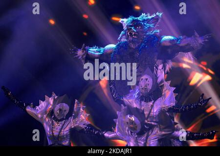 Köln, Deutschland. 05.. November 2022. Die Figur 'The Werewolf' steht im Finale der ProSieben-Show 'The Masked Singer' auf der Bühne. Quelle: Rolf Vennenbernd/dpa/Alamy Live News Stockfoto