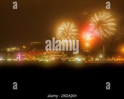 Sheerness, Kent, Großbritannien. 5.. November 2022. Das Southend-on-Sea in Essex Feuerwerk wird heute Abend am Lagerfeuer gezeigt - aufgenommen von Sheerness, Kent (auf der anderen Seite der Themse-Mündung). Kredit: James Bell/Alamy Live Nachrichten Stockfoto