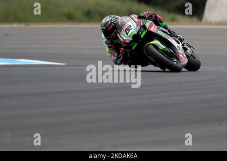 Der Brite Alex Lowes vom Kawasaki Racing Team WorldSBK tritt am 21. Mai 2022 beim Rennen 1 der FIM Superbike World Championship Estoril Round auf dem Circuito Estoril in Cascais, Portugal, an. (Foto von Pedro FiÃºza/NurPhoto) Stockfoto