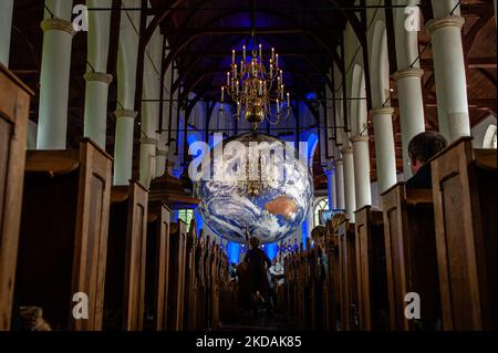 Gaia ist ein tourisches Kunstwerk des britischen Künstlers Luke Jerram und kann in der Martini-Kirche in der niederländischen Stadt Franeker gesehen werden. Das Kunstwerk misst sieben Meter im Durchmesser und wurde aus 120dpi detaillierten NASA-Bildern der Erdoberfläche erstellt. Es bietet die Möglichkeit, unseren Planeten in drei Dimensionen schweben zu sehen. Am 21.. Mai 2022. (Foto von Romy Arroyo Fernandez/NurPhoto) Stockfoto