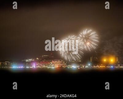 Sheerness, Kent, Großbritannien. 5.. November 2022. Das Southend-on-Sea in Essex Feuerwerk wird heute Abend am Lagerfeuer gezeigt - aufgenommen von Sheerness, Kent (auf der anderen Seite der Themse-Mündung). Kredit: James Bell/Alamy Live Nachrichten Stockfoto