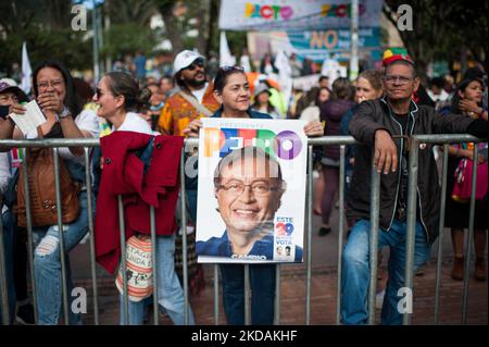 Anhänger der linken Vizepräsidenten-Kandidatin für das politische Bündnis „Pacto Historico“ Francia Marquez halten während ihrer Wahlkampfkundgebung am 21. Mai 2022 in Bogota, Kolumbien, Banner und Schilder auf. (Foto von Sebastian Barros/NurPhoto) Stockfoto