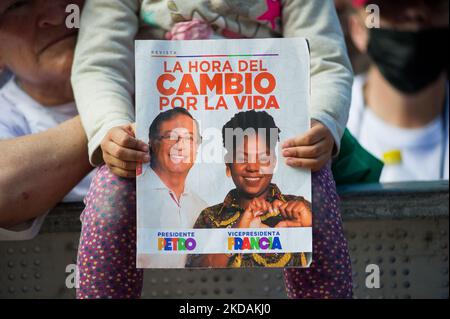 Anhänger der linken Vizepräsidenten-Kandidatin für das politische Bündnis „Pacto Historico“ Francia Marquez halten während ihrer Wahlkampfkundgebung am 21. Mai 2022 in Bogota, Kolumbien, Banner und Schilder auf. (Foto von Sebastian Barros/NurPhoto) Stockfoto