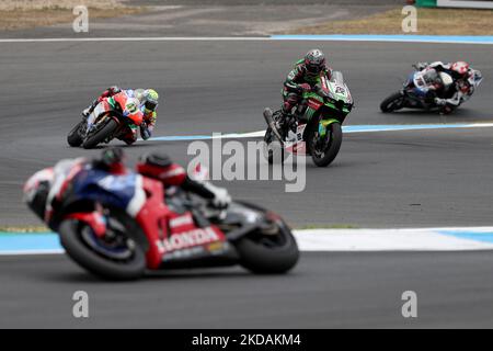 Der Brite Alex Lowes vom Kawasaki Racing Team WorldSBK (Mitte R) tritt am 21. Mai 2022 beim Rennen 1 der FIM Superbike World Championship Estoril Round auf dem Circuito Estoril in Cascais, Portugal, an. (Foto von Pedro FiÃºza/NurPhoto) Stockfoto