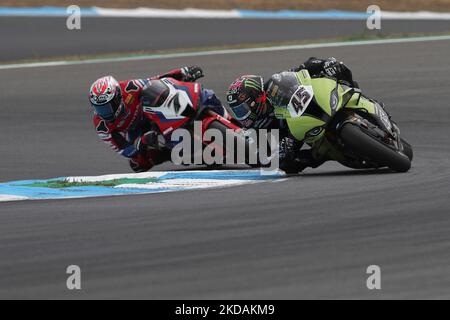 Der Brite Scott Redding vom BMW Motorrad WorldSBK Team (R) und der Spanier Iker Lecuona vom Team HRC treten am 21. Mai 2022 beim Rennen 1 der FIM Superbike World Championship Estoril Round auf dem Circuito Estoril in Cascais, Portugal, an. (Foto von Pedro FiÃºza/NurPhoto) Stockfoto