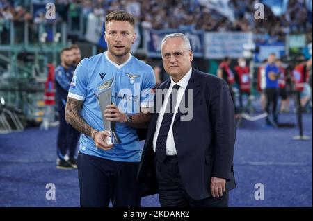 Ciro unbeweglich von SS Lazio Posen mit Claudio Lotito Empfang der Lega Serie A MVP Trophäe während der Serie A Spiel zwischen SS Lazio und Hellas Verona am 21. Mai 2022 in Rom, Italien. (Foto von Giuseppe Maffia/NurPhoto) Stockfoto