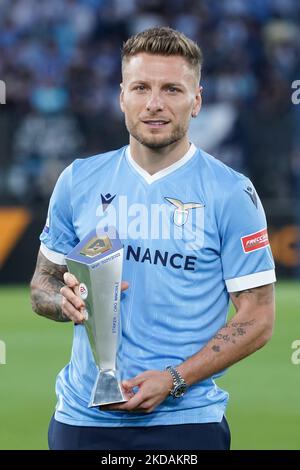 Ciro unbeweglich der SS Lazio posiert mit der Lega Serie A MVP Trophäe während der Serie Ein Spiel zwischen SS Lazio und Hellas Verona am 21. Mai 2022 in Rom, Italien. (Foto von Giuseppe Maffia/NurPhoto) Stockfoto