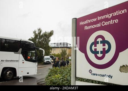 Harmondsworth, Großbritannien. 5.. November 2022. Ein Bus kommt am Heathrow Immigration Removal Center an, während eine Störung im Harmondsworth-Flügel, die auf einen erheblichen Stromausfall folgte, verwaltet wurde. Berichten zufolge verließ eine Gruppe von Häftlingen in den frühen Morgenstunden ihre Zimmer und betrat einen mit Waffen bewaffneten Innenhof. Niemand wurde während der Störung in der von Mitie verwalteten Haftanstalt verletzt. Die Polizei, einschließlich der Bereitschaftspolizei, der Feuerwehr und der Gefängnisdienste, war anwesend. Einige Häftlinge wurden umgesiedelt. Kredit: Mark Kerrison/Alamy Live Nachrichten Stockfoto