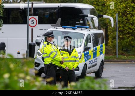 Harmondsworth, Großbritannien. 5.. November 2022. Metropolitan Police Officers stehen vor dem Heathrow Immigration Removal Center während einer Störung, die auf einen erheblichen Stromausfall folgte. Berichten zufolge verließ eine Gruppe von Häftlingen in den frühen Morgenstunden ihre Zimmer und betrat einen mit Waffen bewaffneten Innenhof. Niemand wurde während der Störung in der von Mitie verwalteten Haftanstalt verletzt. Die Polizei, einschließlich der Bereitschaftspolizei, der Feuerwehr und der Gefängnisdienste, war anwesend. Einige Häftlinge wurden umgesiedelt. Kredit: Mark Kerrison/Alamy Live Nachrichten Stockfoto