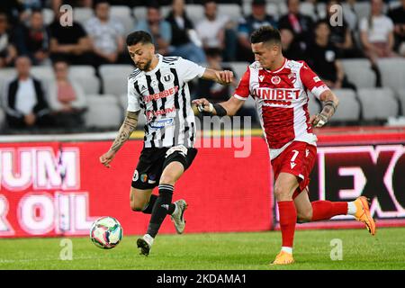 Roberto Romeo (L) von U Cluj im Kampf gegen Dinamos Kapitän Steliano Filip während der Universitatea Cluj gegen Dinamo Bucuresti, 21. Mai 2022, umstritten im Cluj Arena Stadium, Cluj Napoca (Foto: Flaviu Buboi/NurPhoto) Stockfoto