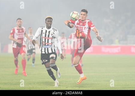 Ely Fernandes von U Cluj im Kampf gegen Dinamos Kapitän Steliano Filip (R) während der Universitatea Cluj gegen Dinamo Bucuresti, 21. Mai 2022, umstritten im Stadion Cluj Arena, Cluj Napoca (Foto: Flaviu Buboi/NurPhoto) Stockfoto