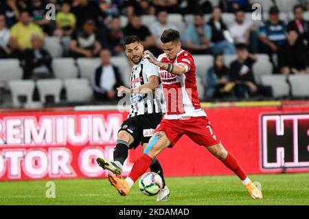 Roberto Romeo (L) von U Cluj im Kampf gegen Dinamos Kapitän Steliano Filip während der Universitatea Cluj gegen Dinamo Bucuresti, 21. Mai 2022, umstritten im Cluj Arena Stadium, Cluj Napoca (Foto: Flaviu Buboi/NurPhoto) Stockfoto