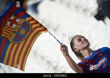 Barcelona-Fan mit Flagge beim UEFA Women's Champions League-Finale zwischen dem FC Barcelona und Olympique Lyonnais am 21. Mai 2022 im Juventus-Stadion in Turin, Italien. (Foto von Jose Breton/Pics Action/NurPhoto) Stockfoto