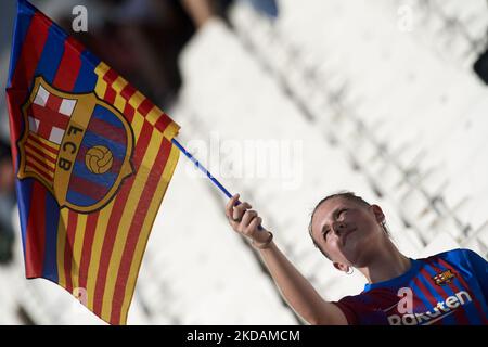 Barcelona-Fan mit Flagge beim UEFA Women's Champions League-Finale zwischen dem FC Barcelona und Olympique Lyonnais am 21. Mai 2022 im Juventus-Stadion in Turin, Italien. (Foto von Jose Breton/Pics Action/NurPhoto) Stockfoto