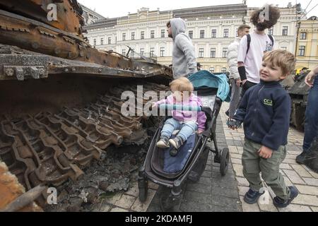 Kinder sehen zerstörte russische gepanzerte Fahrzeuge, die die Ukrainer auf dem Mykhailivska-Platz in der Innenstadt von Kiew, Ukraine, sehen können, 22. Mai 2022 (Foto: Maxym Marusenko/NurPhoto) Stockfoto