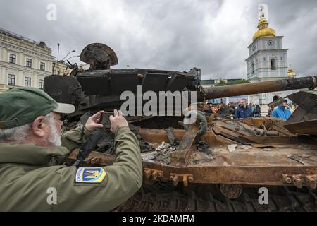 Die Menschen betrachten zerstörte russische gepanzerte Fahrzeuge, die die Ukrainer auf dem Mykhailivska-Platz in der Innenstadt von Kiew, Ukraine, sehen können, 22. Mai 2022 (Foto: Maxym Marusenko/NurPhoto) Stockfoto