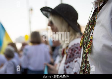 Die Ukrainer feiern am 22. Mai 2022 in Athen, Griechenland, den Vyschywanka-Tag in einem traditionellen bestickten Hemd. Die ukrainische Gemeinschaft „Vorystheni“ und „Ukrainische Frauen in Griechenland“ veranstalteten im Rahmen des „Wyschywanka-Tages“ eine Feier. Vyshywanka ist das traditionelle weiße bestickte Hemd, das die Ukrainer bei allen Ereignissen ihres Lebens (Geburt, Ehe, Abschluss), aber auch auf ihrer letzten Reise begleitet hat. In den Jahren der Gefangenschaft in der Ukraine wurde dieses Kostüm verboten, um die nationale Identität des ukrainischen Volkes zu schwächen. Die diesjährige Feier des Wyschywanka-Tages ist besonders Stockfoto