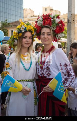Die Ukrainer feiern am 22. Mai 2022 in Athen, Griechenland, den Vyschywanka-Tag in einem traditionellen bestickten Hemd. Die ukrainische Gemeinschaft „Vorystheni“ und „Ukrainische Frauen in Griechenland“ veranstalteten im Rahmen des „Wyschywanka-Tages“ eine Feier. Vyshywanka ist das traditionelle weiße bestickte Hemd, das die Ukrainer bei allen Ereignissen ihres Lebens (Geburt, Ehe, Abschluss), aber auch auf ihrer letzten Reise begleitet hat. In den Jahren der Gefangenschaft in der Ukraine wurde dieses Kostüm verboten, um die nationale Identität des ukrainischen Volkes zu schwächen. Die diesjährige Feier des Wyschywanka-Tages ist besonders Stockfoto