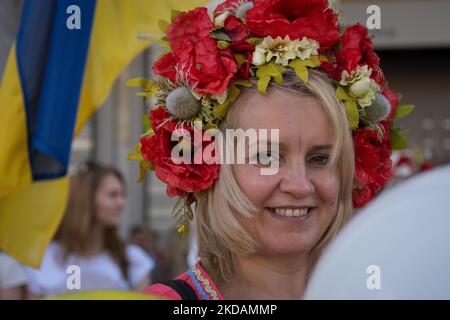 Die Ukrainer feiern am 22. Mai 2022 in Athen, Griechenland, den Vyschywanka-Tag in einem traditionellen bestickten Hemd. Die ukrainische Gemeinschaft „Vorystheni“ und „Ukrainische Frauen in Griechenland“ veranstalteten im Rahmen des „Wyschywanka-Tages“ eine Feier. Vyshywanka ist das traditionelle weiße bestickte Hemd, das die Ukrainer bei allen Ereignissen ihres Lebens (Geburt, Ehe, Abschluss), aber auch auf ihrer letzten Reise begleitet hat. In den Jahren der Gefangenschaft in der Ukraine wurde dieses Kostüm verboten, um die nationale Identität des ukrainischen Volkes zu schwächen. Die diesjährige Feier des Wyschywanka-Tages ist besonders Stockfoto