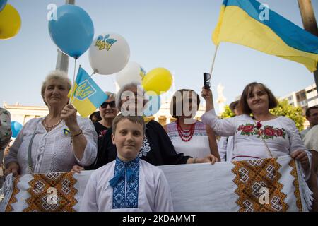 Die Ukrainer feiern am 22. Mai 2022 in Athen, Griechenland, den Vyschywanka-Tag in einem traditionellen bestickten Hemd. Die ukrainische Gemeinschaft „Vorystheni“ und „Ukrainische Frauen in Griechenland“ veranstalteten im Rahmen des „Wyschywanka-Tages“ eine Feier. Vyshywanka ist das traditionelle weiße bestickte Hemd, das die Ukrainer bei allen Ereignissen ihres Lebens (Geburt, Ehe, Abschluss), aber auch auf ihrer letzten Reise begleitet hat. In den Jahren der Gefangenschaft in der Ukraine wurde dieses Kostüm verboten, um die nationale Identität des ukrainischen Volkes zu schwächen. Die diesjährige Feier des Wyschywanka-Tages ist besonders Stockfoto