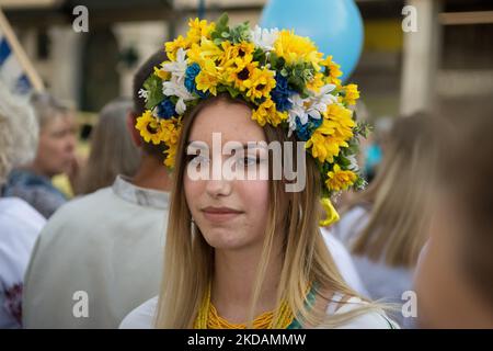 Die Ukrainer feiern am 22. Mai 2022 in Athen, Griechenland, den Vyschywanka-Tag in einem traditionellen bestickten Hemd. Die ukrainische Gemeinschaft „Vorystheni“ und „Ukrainische Frauen in Griechenland“ veranstalteten im Rahmen des „Wyschywanka-Tages“ eine Feier. Vyshywanka ist das traditionelle weiße bestickte Hemd, das die Ukrainer bei allen Ereignissen ihres Lebens (Geburt, Ehe, Abschluss), aber auch auf ihrer letzten Reise begleitet hat. In den Jahren der Gefangenschaft in der Ukraine wurde dieses Kostüm verboten, um die nationale Identität des ukrainischen Volkes zu schwächen. Die diesjährige Feier des Wyschywanka-Tages ist besonders Stockfoto