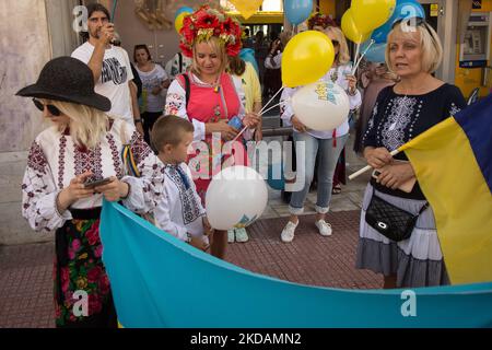 Die Ukrainer feiern am 22. Mai 2022 in Athen, Griechenland, den Vyschywanka-Tag in einem traditionellen bestickten Hemd. Die ukrainische Gemeinschaft „Vorystheni“ und „Ukrainische Frauen in Griechenland“ veranstalteten im Rahmen des „Wyschywanka-Tages“ eine Feier. Vyshywanka ist das traditionelle weiße bestickte Hemd, das die Ukrainer bei allen Ereignissen ihres Lebens (Geburt, Ehe, Abschluss), aber auch auf ihrer letzten Reise begleitet hat. In den Jahren der Gefangenschaft in der Ukraine wurde dieses Kostüm verboten, um die nationale Identität des ukrainischen Volkes zu schwächen. Die diesjährige Feier des Wyschywanka-Tages ist besonders Stockfoto