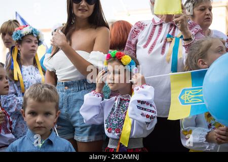 Die Ukrainer feiern am 22. Mai 2022 in Athen, Griechenland, den Vyschywanka-Tag in einem traditionellen bestickten Hemd. Die ukrainische Gemeinschaft „Vorystheni“ und „Ukrainische Frauen in Griechenland“ veranstalteten im Rahmen des „Wyschywanka-Tages“ eine Feier. Vyshywanka ist das traditionelle weiße bestickte Hemd, das die Ukrainer bei allen Ereignissen ihres Lebens (Geburt, Ehe, Abschluss), aber auch auf ihrer letzten Reise begleitet hat. In den Jahren der Gefangenschaft in der Ukraine wurde dieses Kostüm verboten, um die nationale Identität des ukrainischen Volkes zu schwächen. Die diesjährige Feier des Wyschywanka-Tages ist besonders Stockfoto