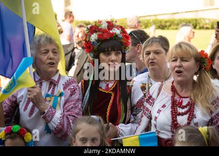 Die Ukrainer feiern am 22. Mai 2022 in Athen, Griechenland, den Vyschywanka-Tag in einem traditionellen bestickten Hemd. Die ukrainische Gemeinschaft „Vorystheni“ und „Ukrainische Frauen in Griechenland“ veranstalteten im Rahmen des „Wyschywanka-Tages“ eine Feier. Vyshywanka ist das traditionelle weiße bestickte Hemd, das die Ukrainer bei allen Ereignissen ihres Lebens (Geburt, Ehe, Abschluss), aber auch auf ihrer letzten Reise begleitet hat. In den Jahren der Gefangenschaft in der Ukraine wurde dieses Kostüm verboten, um die nationale Identität des ukrainischen Volkes zu schwächen. Die diesjährige Feier des Wyschywanka-Tages ist besonders Stockfoto