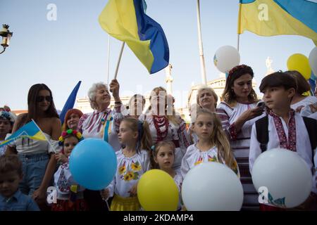 Die Ukrainer feiern am 22. Mai 2022 in Athen, Griechenland, den Vyschywanka-Tag in einem traditionellen bestickten Hemd. Die ukrainische Gemeinschaft „Vorystheni“ und „Ukrainische Frauen in Griechenland“ veranstalteten im Rahmen des „Wyschywanka-Tages“ eine Feier. Vyshywanka ist das traditionelle weiße bestickte Hemd, das die Ukrainer bei allen Ereignissen ihres Lebens (Geburt, Ehe, Abschluss), aber auch auf ihrer letzten Reise begleitet hat. In den Jahren der Gefangenschaft in der Ukraine wurde dieses Kostüm verboten, um die nationale Identität des ukrainischen Volkes zu schwächen. Die diesjährige Feier des Wyschywanka-Tages ist besonders Stockfoto