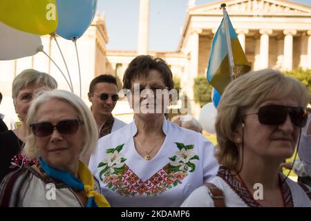 Die Ukrainer feiern am 22. Mai 2022 in Athen, Griechenland, den Vyschywanka-Tag in einem traditionellen bestickten Hemd. Die ukrainische Gemeinschaft „Vorystheni“ und „Ukrainische Frauen in Griechenland“ veranstalteten im Rahmen des „Wyschywanka-Tages“ eine Feier. Vyshywanka ist das traditionelle weiße bestickte Hemd, das die Ukrainer bei allen Ereignissen ihres Lebens (Geburt, Ehe, Abschluss), aber auch auf ihrer letzten Reise begleitet hat. In den Jahren der Gefangenschaft in der Ukraine wurde dieses Kostüm verboten, um die nationale Identität des ukrainischen Volkes zu schwächen. Die diesjährige Feier des Wyschywanka-Tages ist besonders Stockfoto