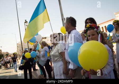 Die Ukrainer feiern am 22. Mai 2022 in Athen, Griechenland, den Vyschywanka-Tag in einem traditionellen bestickten Hemd. Die ukrainische Gemeinschaft „Vorystheni“ und „Ukrainische Frauen in Griechenland“ veranstalteten im Rahmen des „Wyschywanka-Tages“ eine Feier. Vyshywanka ist das traditionelle weiße bestickte Hemd, das die Ukrainer bei allen Ereignissen ihres Lebens (Geburt, Ehe, Abschluss), aber auch auf ihrer letzten Reise begleitet hat. In den Jahren der Gefangenschaft in der Ukraine wurde dieses Kostüm verboten, um die nationale Identität des ukrainischen Volkes zu schwächen. Die diesjährige Feier des Wyschywanka-Tages ist besonders Stockfoto