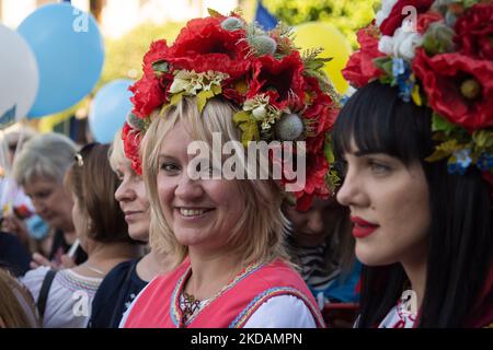 Die Ukrainer feiern am 22. Mai 2022 in Athen, Griechenland, den Vyschywanka-Tag in einem traditionellen bestickten Hemd. Die ukrainische Gemeinschaft „Vorystheni“ und „Ukrainische Frauen in Griechenland“ veranstalteten im Rahmen des „Wyschywanka-Tages“ eine Feier. Vyshywanka ist das traditionelle weiße bestickte Hemd, das die Ukrainer bei allen Ereignissen ihres Lebens (Geburt, Ehe, Abschluss), aber auch auf ihrer letzten Reise begleitet hat. In den Jahren der Gefangenschaft in der Ukraine wurde dieses Kostüm verboten, um die nationale Identität des ukrainischen Volkes zu schwächen. Die diesjährige Feier des Wyschywanka-Tages ist besonders Stockfoto