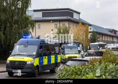 Harmondsworth, Großbritannien. 5.. November 2022. Fahrzeuge der Territorial Support Group begleiten einen Bus, der Häftlinge vom Heathrow Immigration Removal Center zu einem anderen sicheren Ort transportiert, nachdem eine Störung infolge eines erheblichen Stromausfalls aufgetreten war. Berichten zufolge verließ eine Gruppe von Häftlingen in den frühen Morgenstunden ihre Zimmer und betrat einen mit Waffen bewaffneten Innenhof. Niemand wurde während der Störung in der von Mitie verwalteten Haftanstalt verletzt. Die Polizei, einschließlich der Bereitschaftspolizei, der Feuerwehr und der Gefängnisdienste, war anwesend. Kredit: Mark Kerrison/Alamy Live Nachrichten Stockfoto