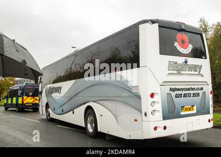 Harmondsworth, Großbritannien. 5.. November 2022. Ein Fahrzeug der Territorial Support Group begleitet einen Reisebus, der Häftlinge vom Heathrow Immigration Removal Center zu einem anderen sicheren Ort transportiert, nachdem eine Störung infolge eines erheblichen Stromausfalls aufgetreten war. Berichten zufolge verließ eine Gruppe von Häftlingen in den frühen Morgenstunden ihre Zimmer und betrat einen mit Waffen bewaffneten Innenhof. Niemand wurde während der Störung in der von Mitie verwalteten Haftanstalt verletzt. Die Polizei, einschließlich der Bereitschaftspolizei, der Feuerwehr und der Gefängnisdienste, war anwesend. Kredit: Mark Kerrison/Alamy Live Nachrichten Stockfoto