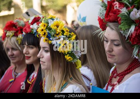 Die Ukrainer feiern am 22. Mai 2022 in Athen, Griechenland, den Vyschywanka-Tag in einem traditionellen bestickten Hemd. Die ukrainische Gemeinschaft „Vorystheni“ und „Ukrainische Frauen in Griechenland“ veranstalteten im Rahmen des „Wyschywanka-Tages“ eine Feier. Vyshywanka ist das traditionelle weiße bestickte Hemd, das die Ukrainer bei allen Ereignissen ihres Lebens (Geburt, Ehe, Abschluss), aber auch auf ihrer letzten Reise begleitet hat. In den Jahren der Gefangenschaft in der Ukraine wurde dieses Kostüm verboten, um die nationale Identität des ukrainischen Volkes zu schwächen. Die diesjährige Feier des Wyschywanka-Tages ist besonders Stockfoto