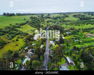 Eine Luftaufnahme einer kleinen Stadt Clarendon in den Adelaide Hills, umgeben von Bäumen und Feldern, SA Stockfoto